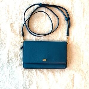 Michael Kors Pebbled Jet Set Crossbody Bag. New without tag.